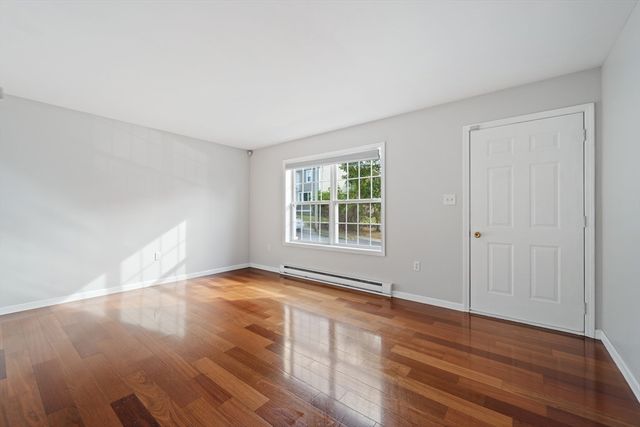 8 Oxford St, Chicopee, MA 01020