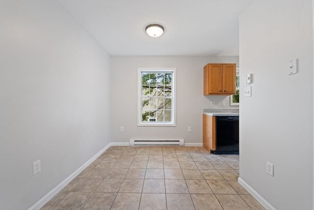 8 Oxford St, Chicopee, MA 01020