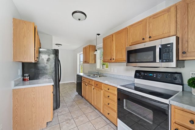 8 Oxford St, Chicopee, MA 01020