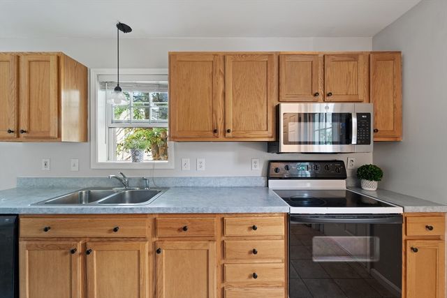 8 Oxford St, Chicopee, MA 01020