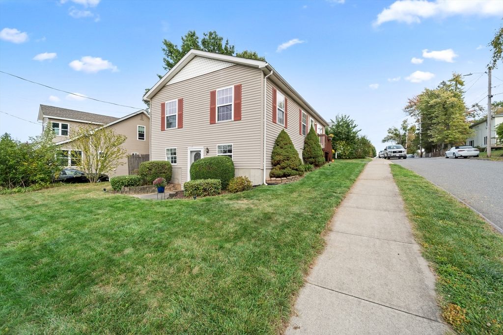 8 Oxford St, Chicopee, MA 01020