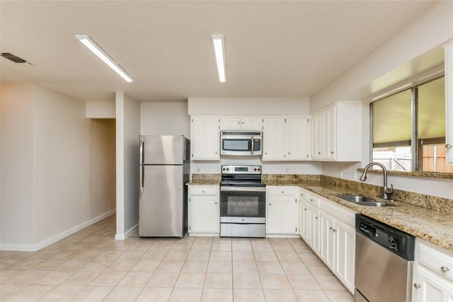 800 Matthews Court, Arlington, TX 76012