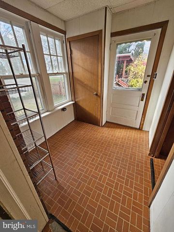 320 S 9TH ST, Akron, PA 17501