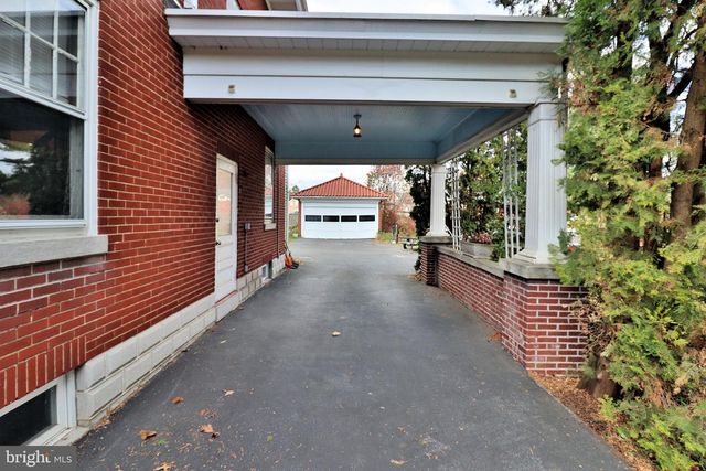 320 S 9TH ST, Akron, PA 17501