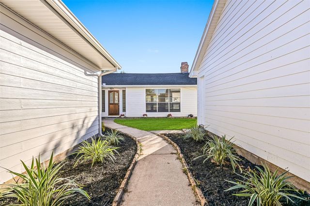 644 E Castle Harbour Drive, Friendswood, TX 77546