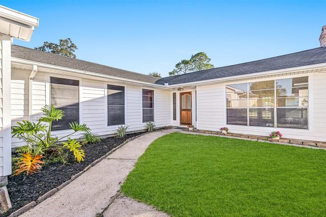 644 E Castle Harbour Drive, Friendswood, TX 77546