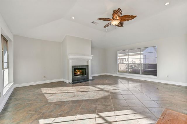 644 E Castle Harbour Drive, Friendswood, TX 77546