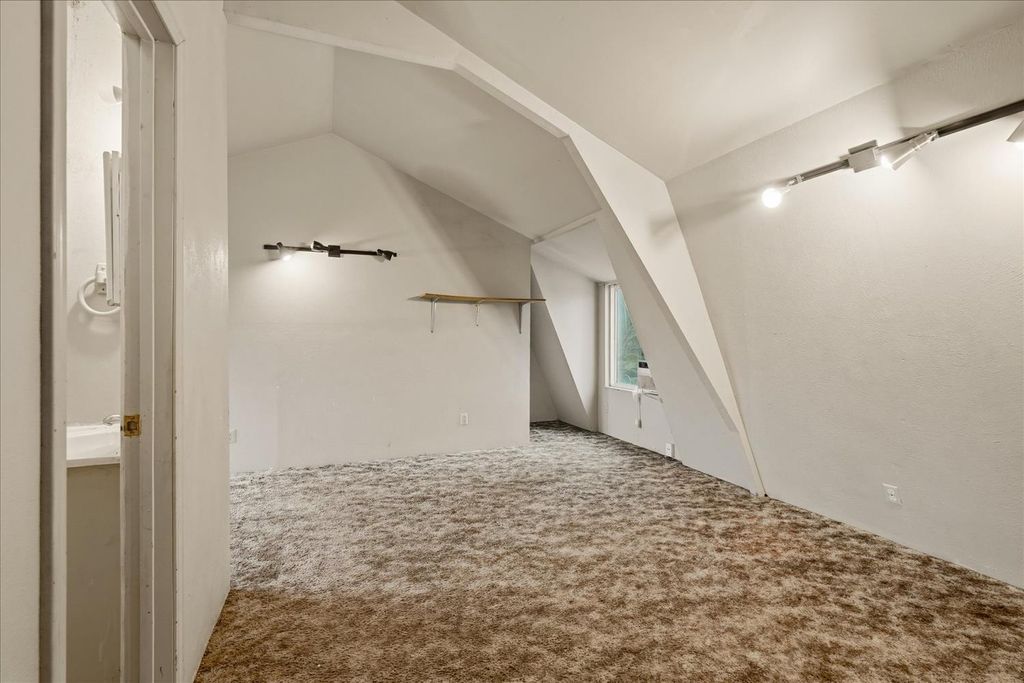 Image 13 of property listing at 185 E Fantz Avenue, Fresno, CA 93706