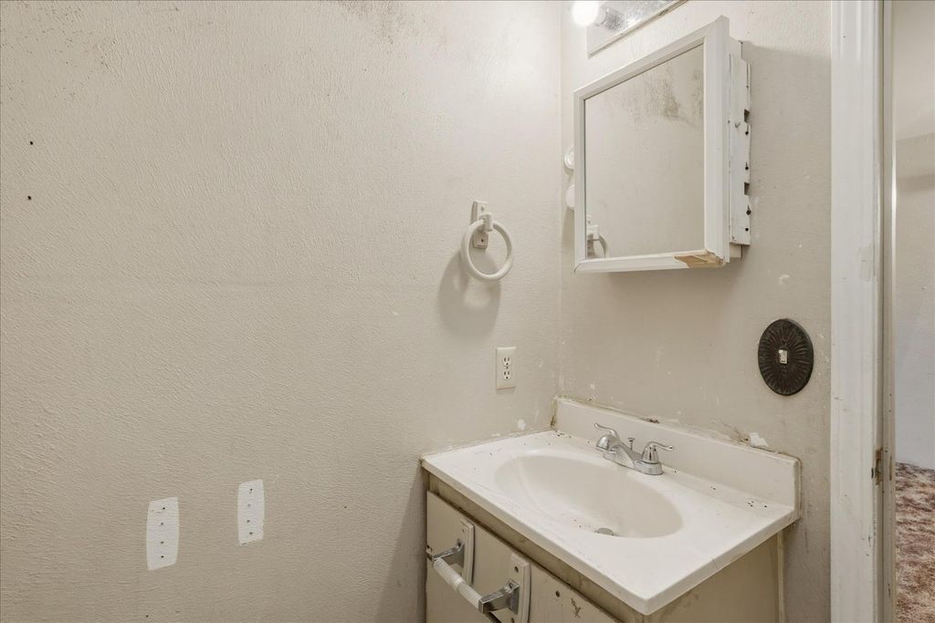 Image 14 of property listing at 185 E Fantz Avenue, Fresno, CA 93706