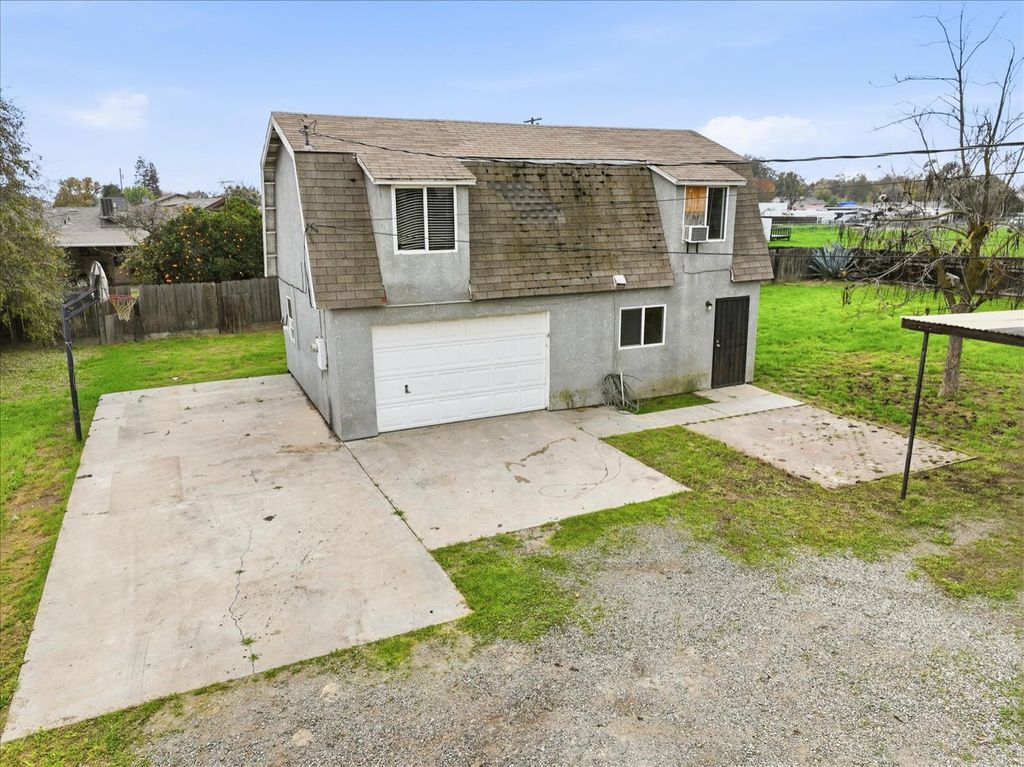 Image 2 of property listing at 185 E Fantz Avenue, Fresno, CA 93706