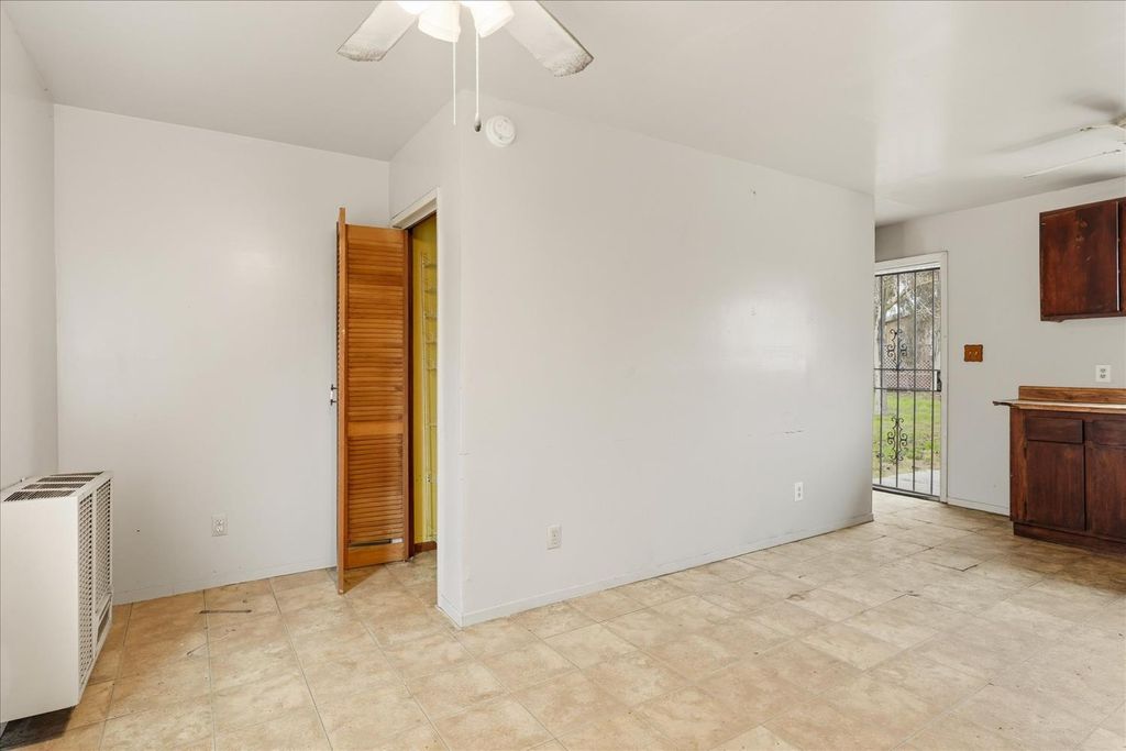 Image 7 of property listing at 185 E Fantz Avenue, Fresno, CA 93706