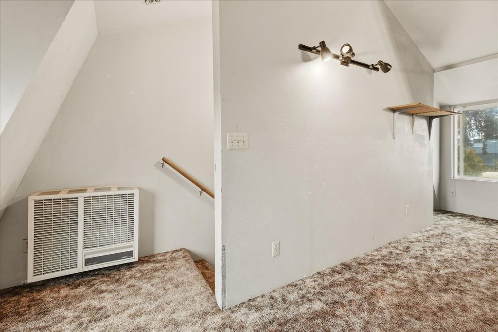 Image 8 of property listing at 185 E Fantz Avenue, Fresno, CA 93706