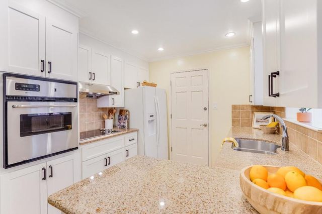 W Oakwood Boulevard, Redwood City, CA 94061