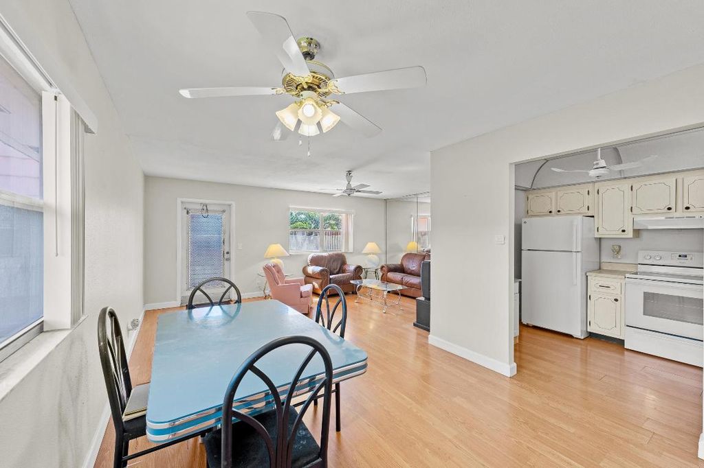 Image 12 of property listing at 43 Saxony A, Delray Beach, FL 33446