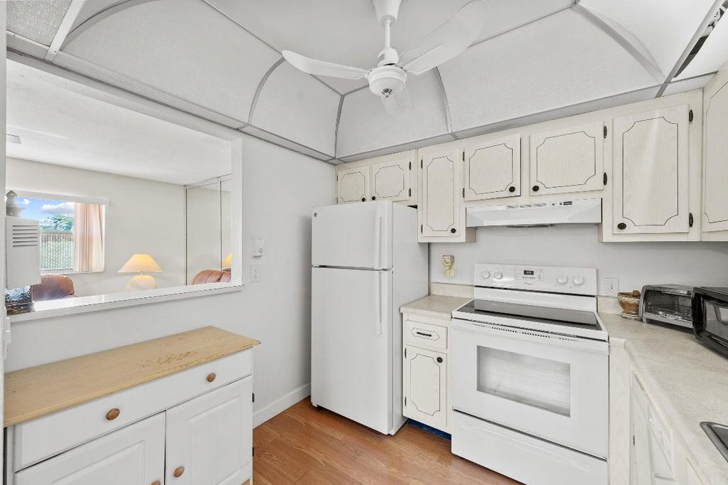 Image 13 of property listing at 43 Saxony A, Delray Beach, FL 33446