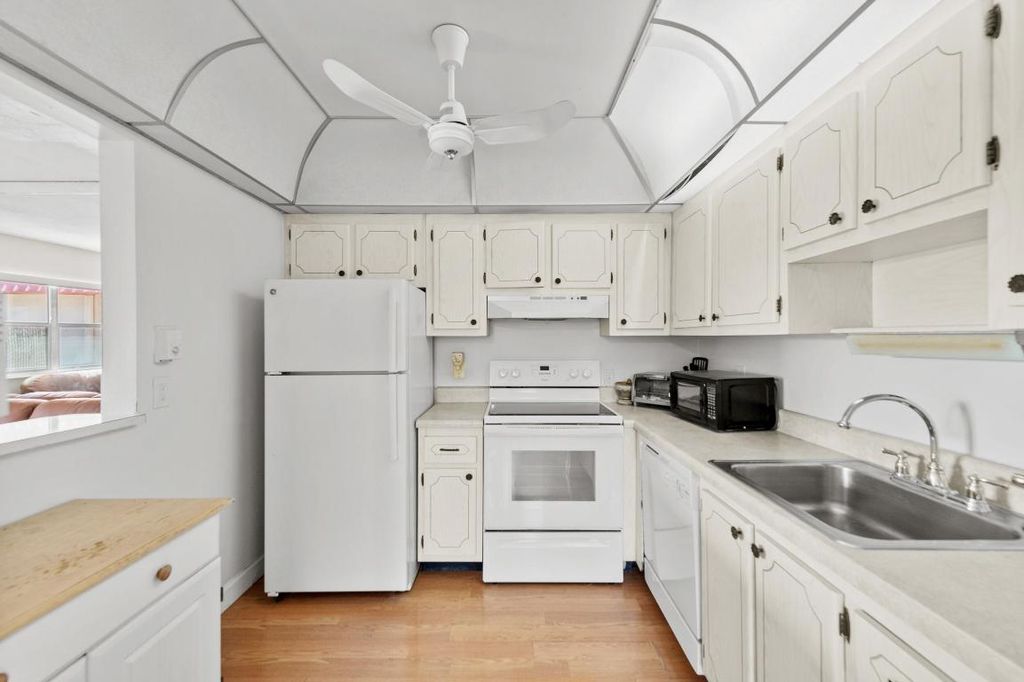 Image 14 of property listing at 43 Saxony A, Delray Beach, FL 33446