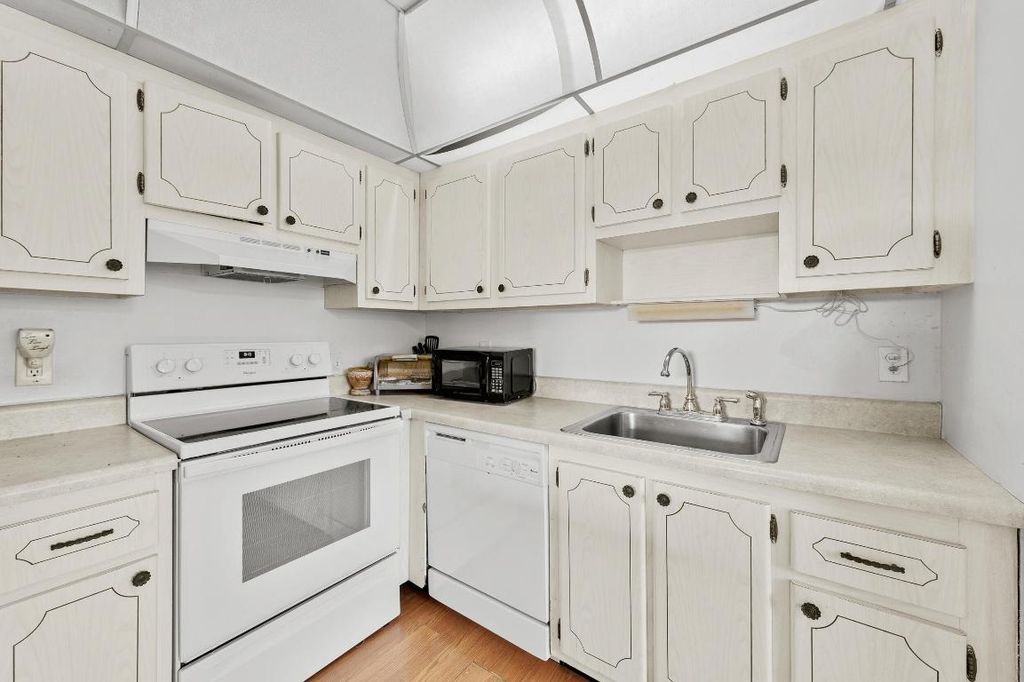 Image 15 of property listing at 43 Saxony A, Delray Beach, FL 33446