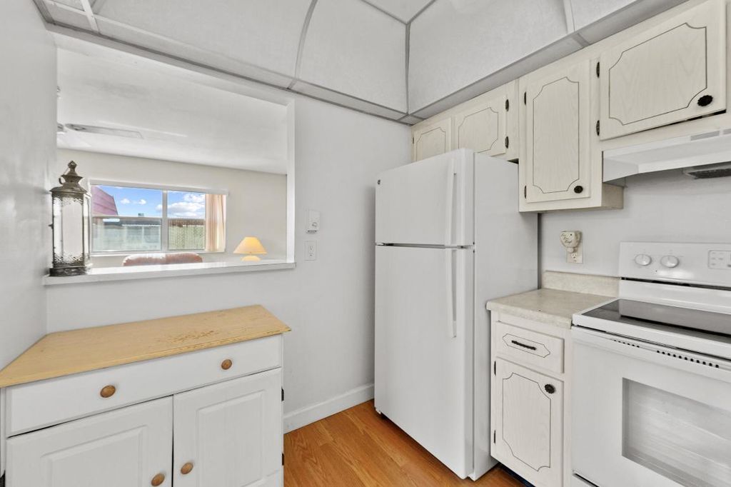 Image 16 of property listing at 43 Saxony A, Delray Beach, FL 33446