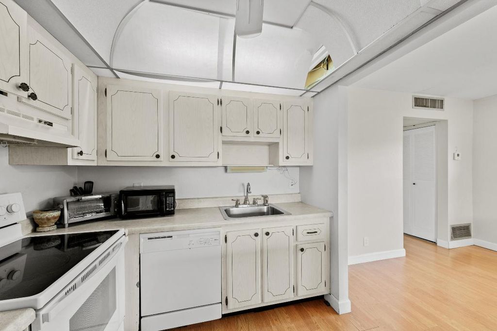 Image 18 of property listing at 43 Saxony A, Delray Beach, FL 33446