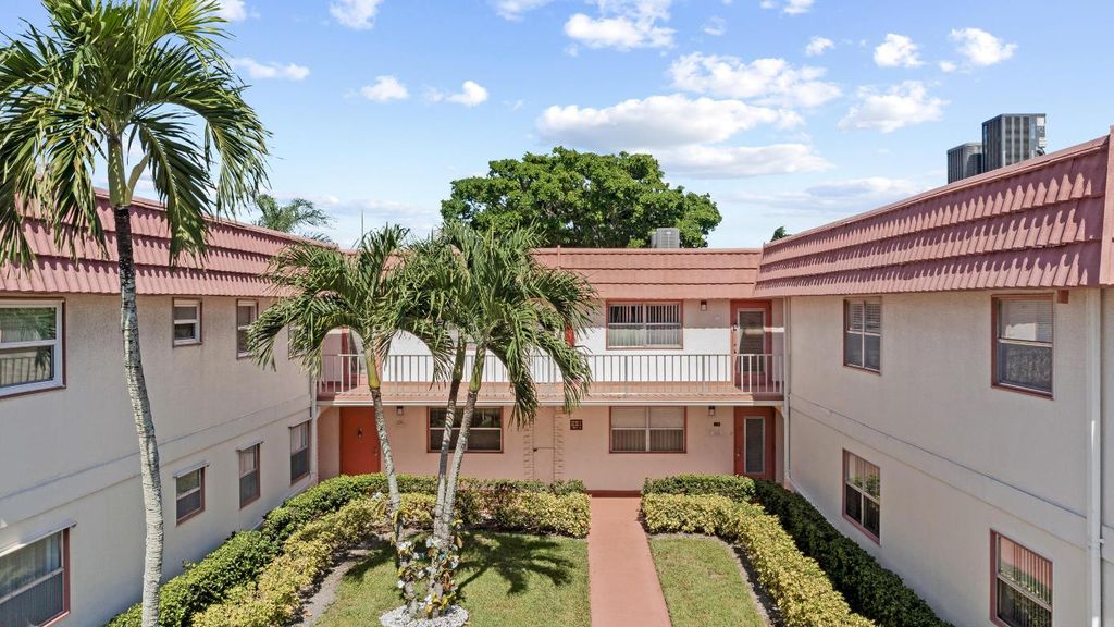 Image 2 of property listing at 43 Saxony A, Delray Beach, FL 33446