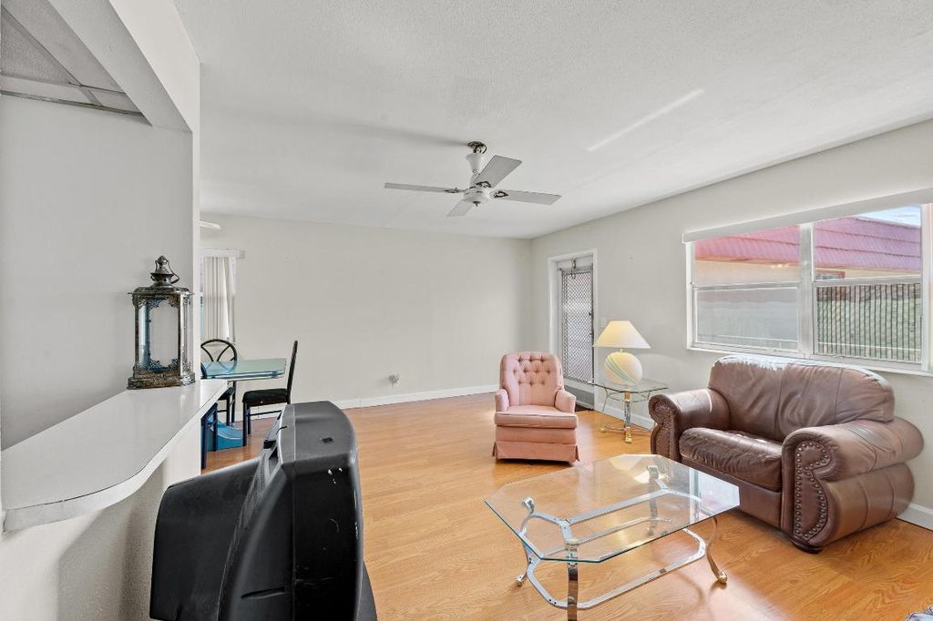 Image 8 of property listing at 43 Saxony A, Delray Beach, FL 33446