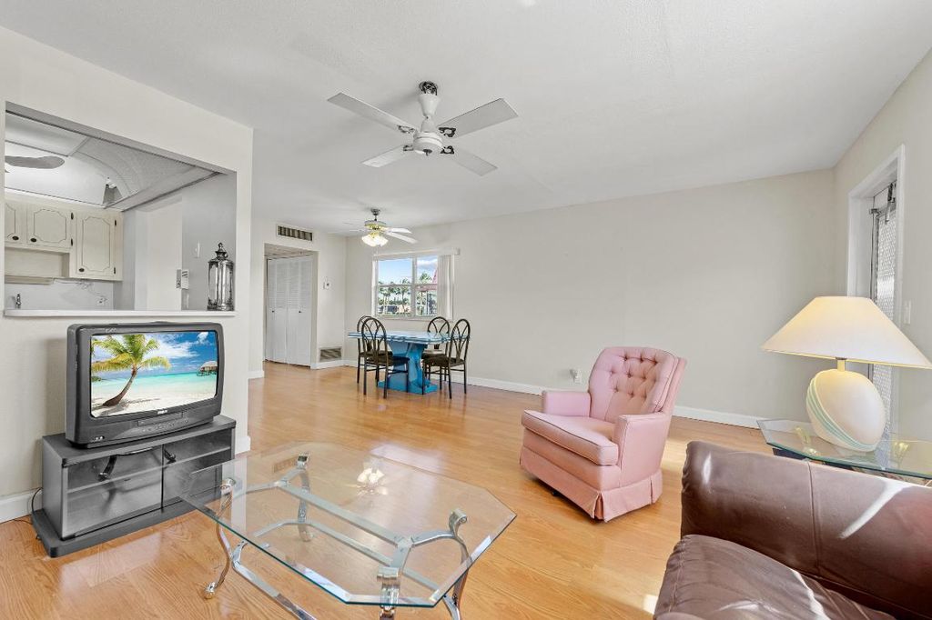 Image 9 of property listing at 43 Saxony A, Delray Beach, FL 33446