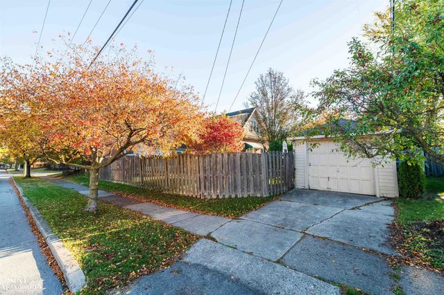 441 Manor Street, Grosse Pointe Farms, MI 48236