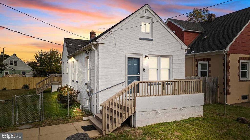 Image 2 of property listing at 321 WILDEL AVE, New Castle, DE 19720