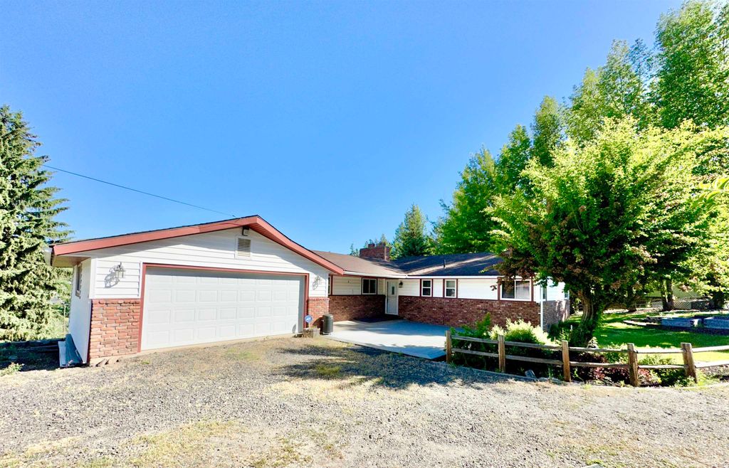 147 N LINDSEY St, Tekoa, WA 99033