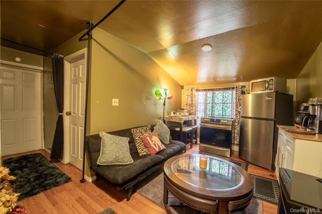 382 Jamaica Avenue, Medford, NY 11763