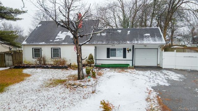 382 Jamaica Avenue, Medford, NY 11763