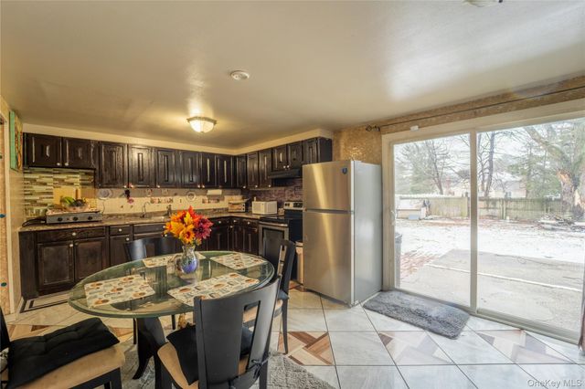 382 Jamaica Avenue, Medford, NY 11763