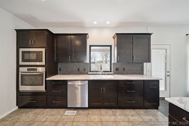 1205 E Dover Street, Broken Arrow, OK 74012