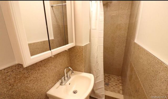 300 N 8th Street, Brooklyn, NY 11211