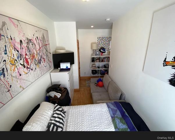 300 N 8th Street, Brooklyn, NY 11211
