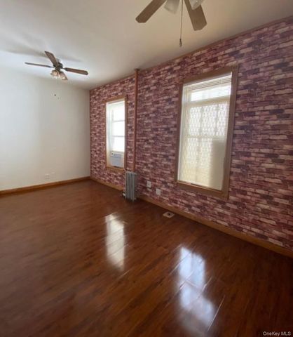 300 N 8th Street, Brooklyn, NY 11211