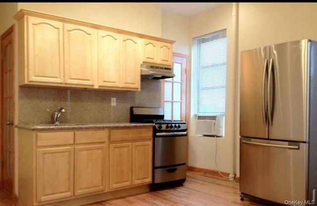 300 N 8th Street, Brooklyn, NY 11211