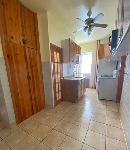 300 N 8th Street, Brooklyn, NY 11211