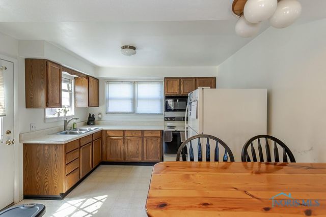 5951 Livingston Drive, Toledo, OH 43613