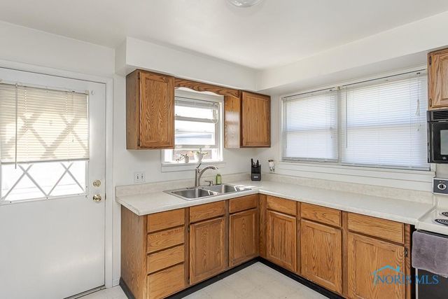 5951 Livingston Drive, Toledo, OH 43613