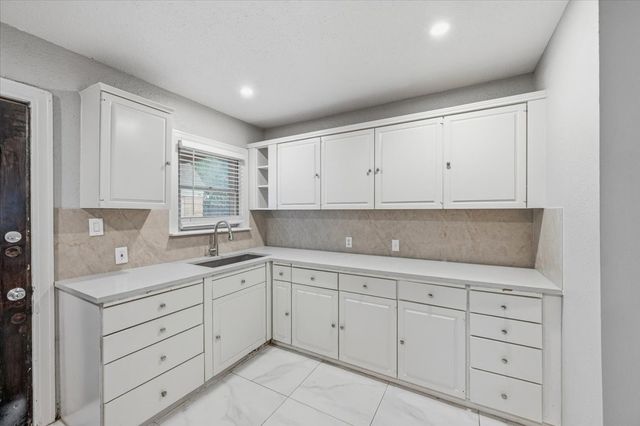 2614 Roanoke Avenue, Dallas, TX 75235