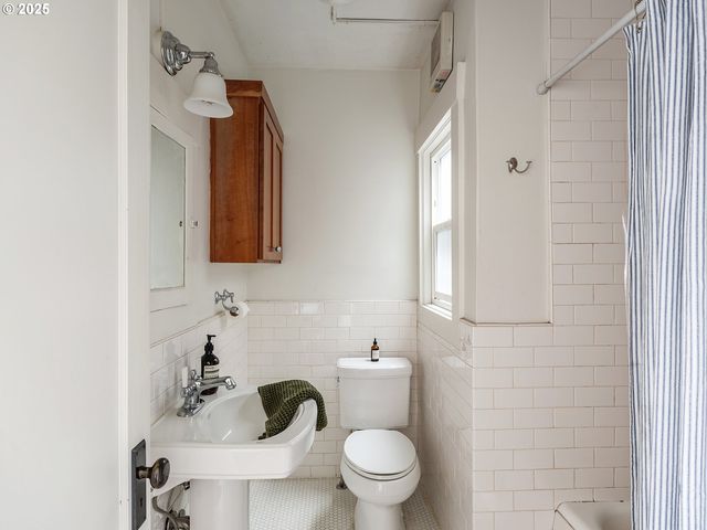 4763 N LOMBARD St 8, Portland, OR 97203