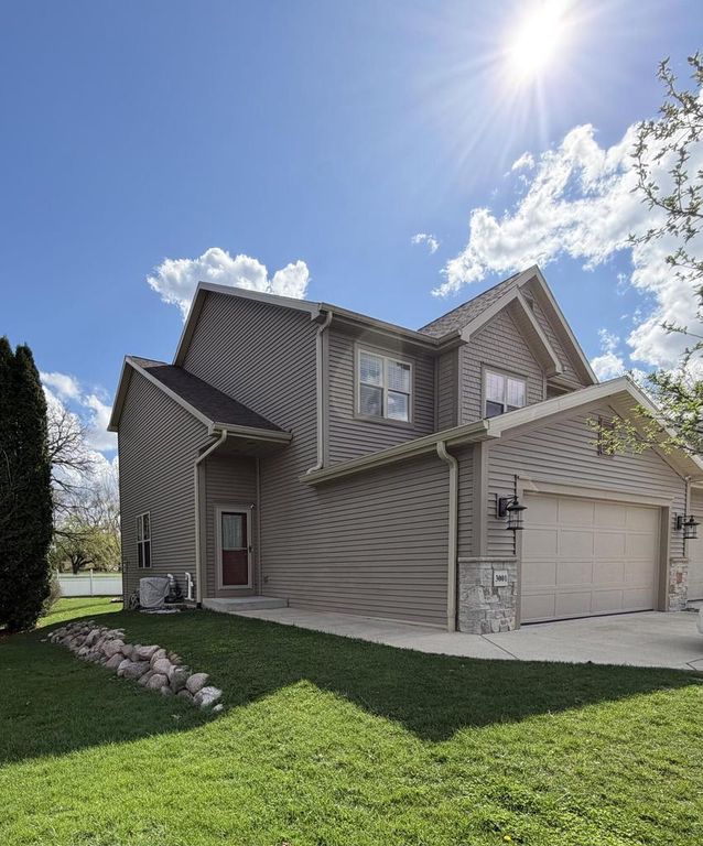 3001 Graydon AVENUE, East Troy, WI 53120