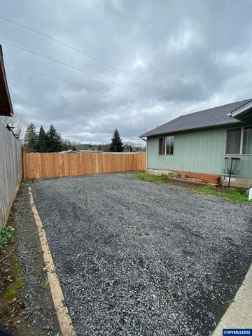 1784 Tamarack St, Sweet Home, OR 97386