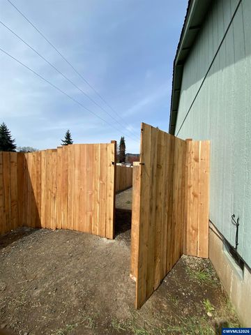 1784 Tamarack St, Sweet Home, OR 97386