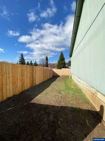 1784 Tamarack St, Sweet Home, OR 97386