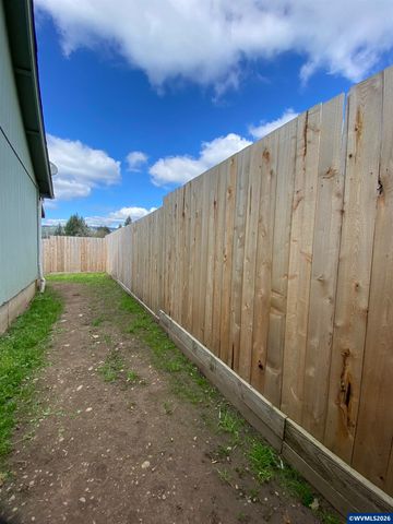 1784 Tamarack St, Sweet Home, OR 97386