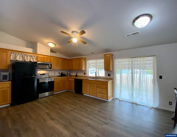 1784 Tamarack St, Sweet Home, OR 97386