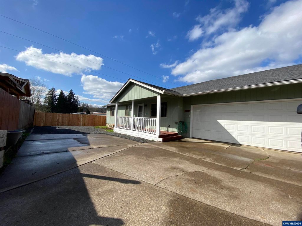 1784 Tamarack St, Sweet Home, OR 97386