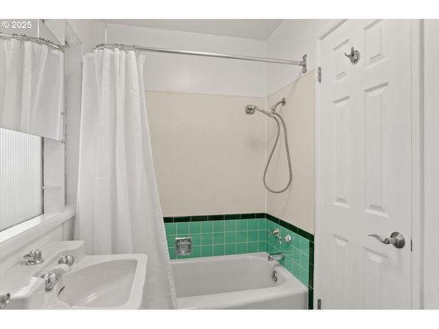 9845 Sw EAGLE Ln, Beaverton, OR 97008